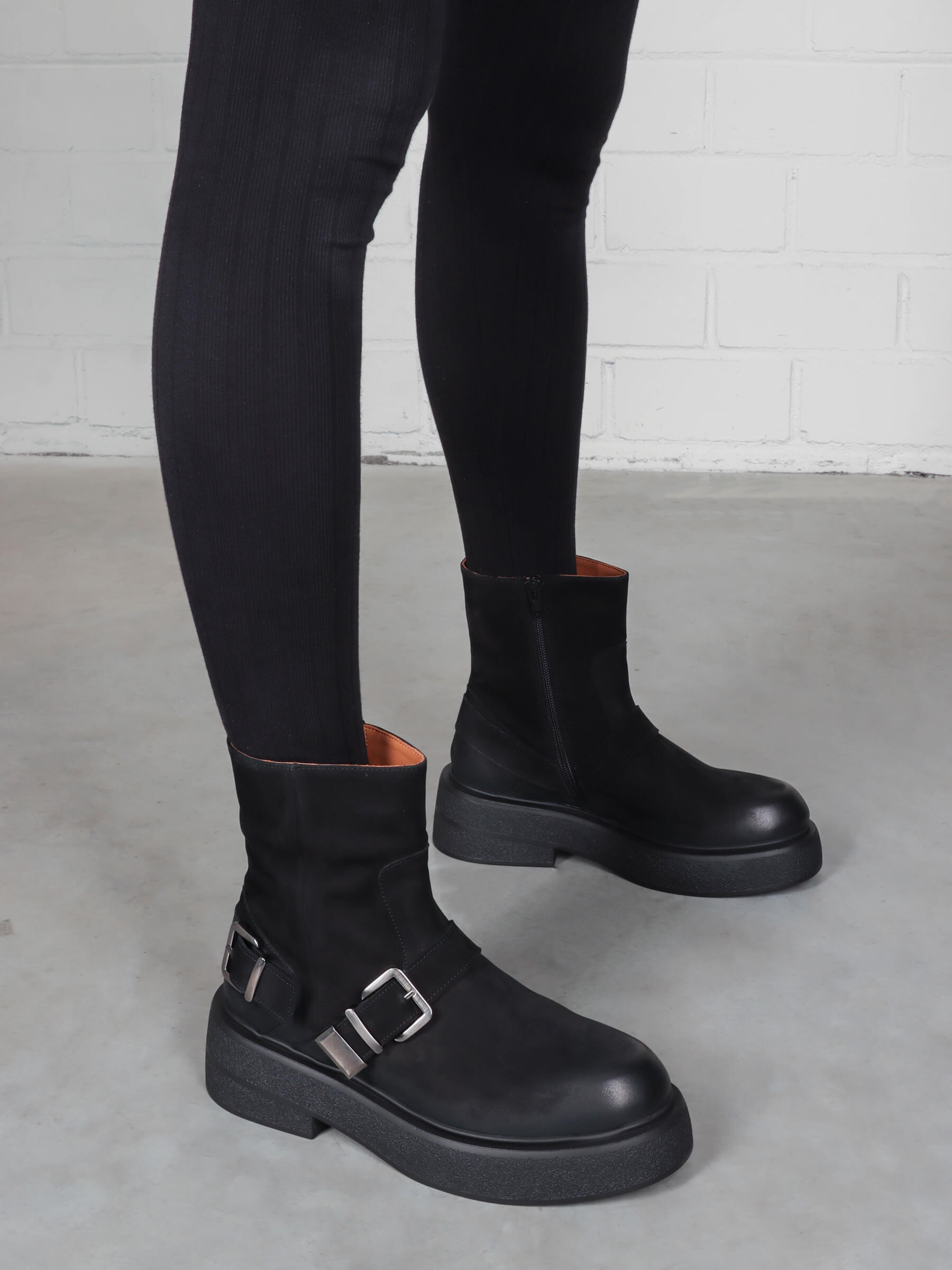 Stiefeletten-schwarz-TM07959-0007-0001-Thea-Mika_8_BM Stiefeletten schwarz