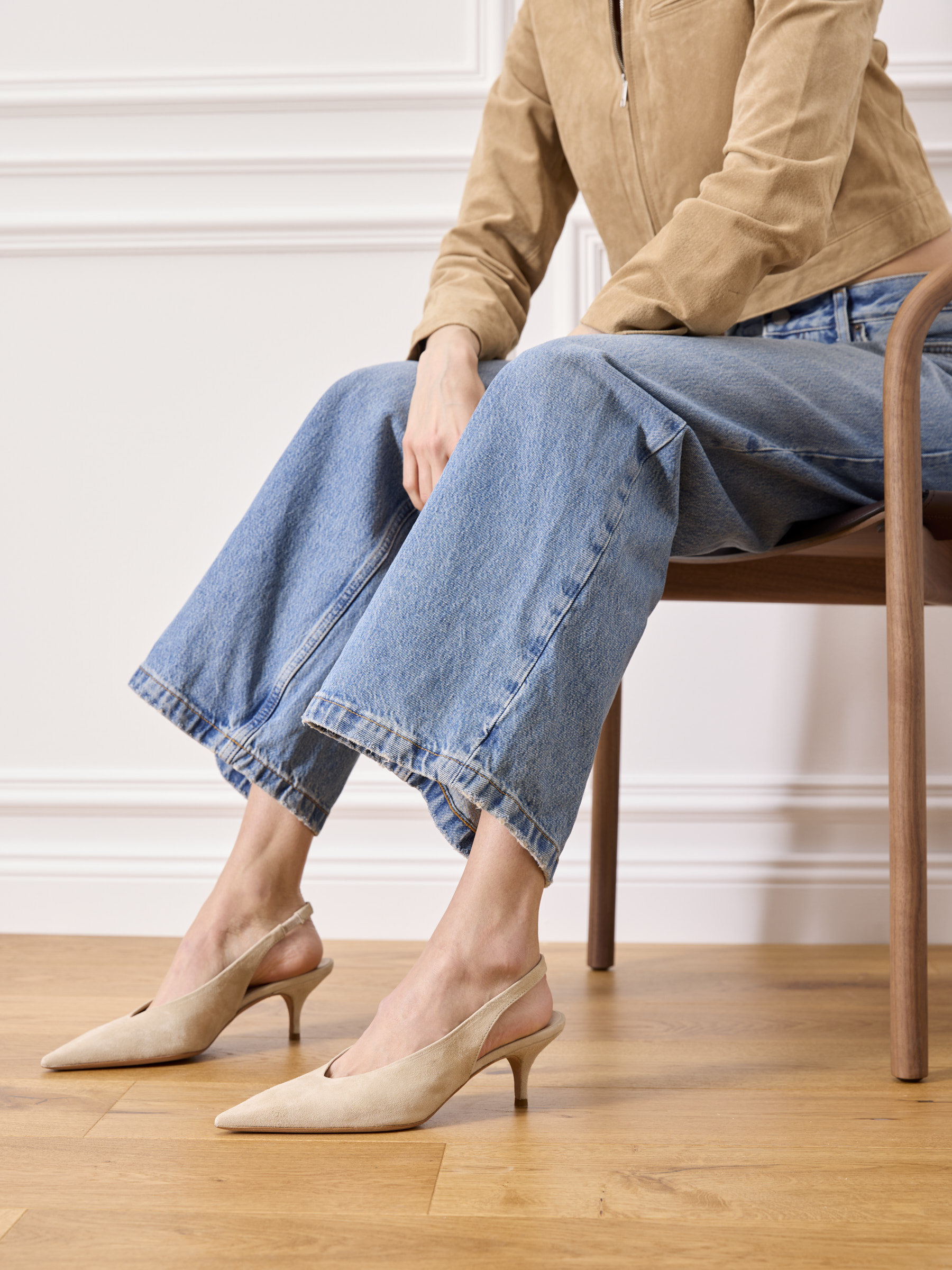 VI-Veloursleder-Beige-TMC407M-0010-0109-Thea-Mika_9_BM VI Veloursleder Beige, Schuh, Hoher Absatz, Hosen, Jeans, Person