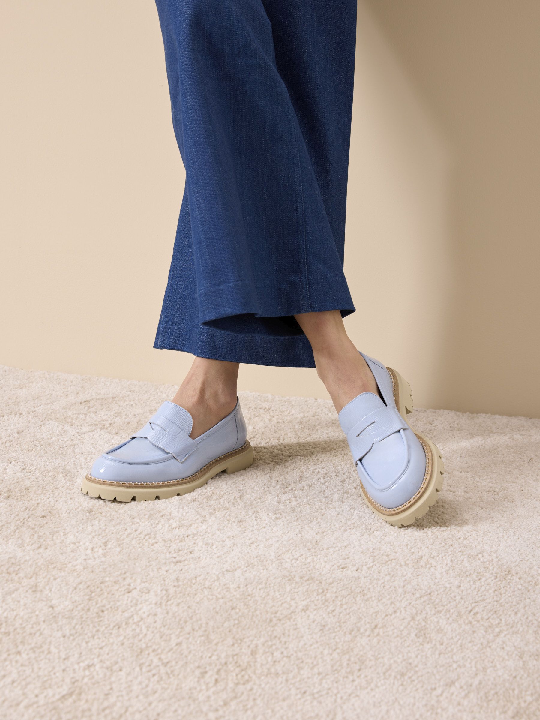 CUI-Lackleder-Blau-TX03276-0012-0238-BM_0 CUI Lackleder Blau, Schuh, Sneaker, Hosen, Sandale, Person